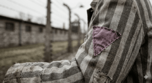 Ein Lila Winkel auf einer KZ-Uniform, das Zeichen für Jehovas Zeugen, die Hitler aus religiöser Überzeugung den Gehorsam verweigerten